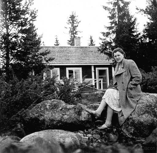 1941 Hildur Sjöberg framför stuga.jpg - Hildur Sjöberg med sommarstugan i Strömsund i bakgrunden .